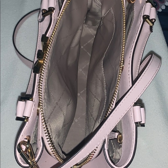 GENTLY USED MICHEAL KORS BAG - Picture 4 of 4